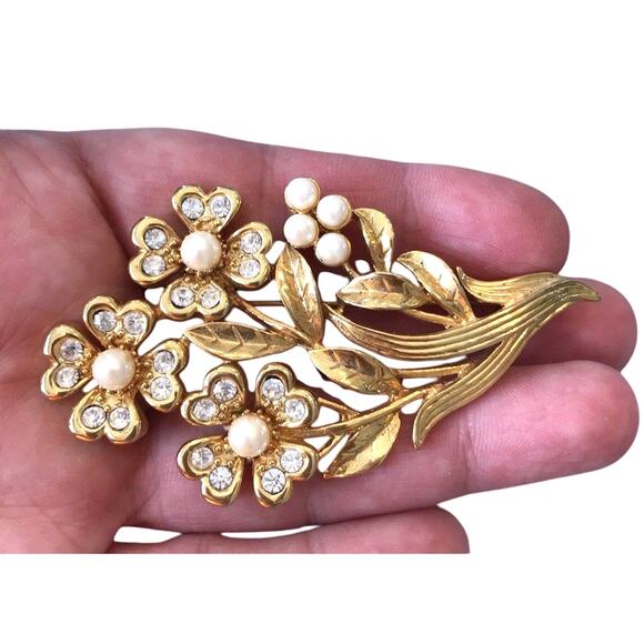Romantic Mid Century Brooch Textured Goldtone Rhinestones Pearl Beads Floral Pin - Picture 2 of 4
